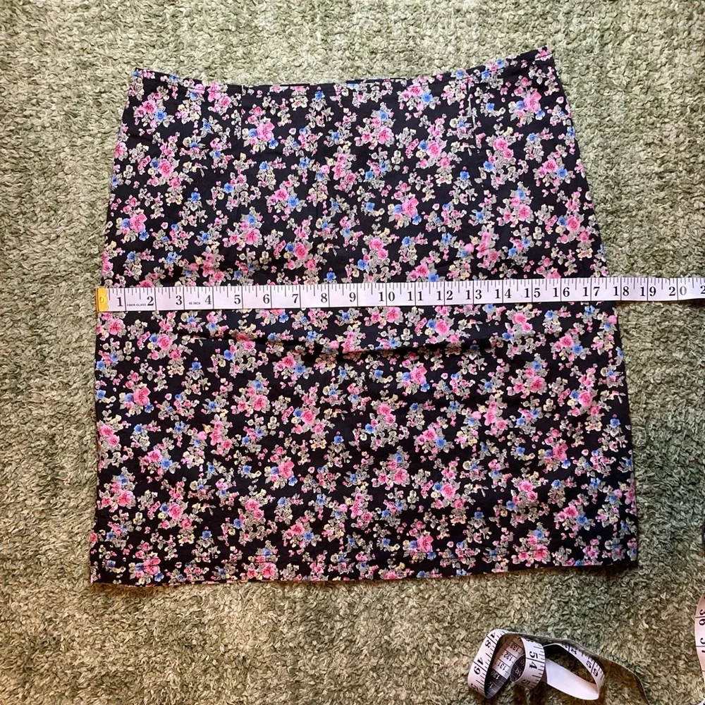 Vintage Blue brand skirt, size 7. Delicate floral pattern on a black backdrop. - Picture 4 of 9